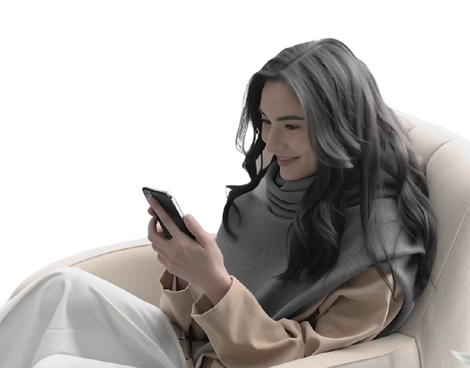 Chica leyendo el ebook en el celular